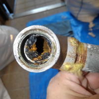 錆水が出た為給水管の更新工事を行いました。