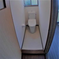 クロス張替やクッションフロアも張替え,トイレの内装工事が完了しました！
